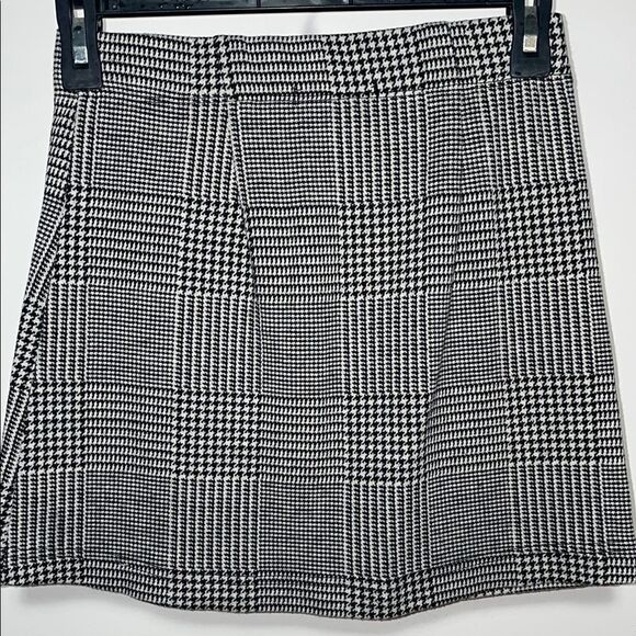 Classic Black and White Checkered Skirt - Picture 2 of 3
